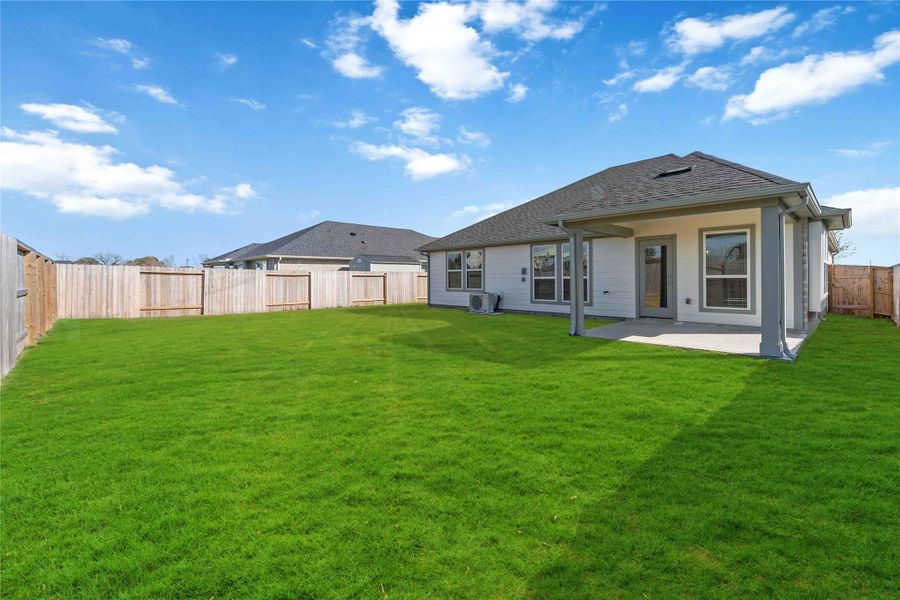 Exterior details and patio area of a home in Sunrise Cove, Texas City (Image 4).