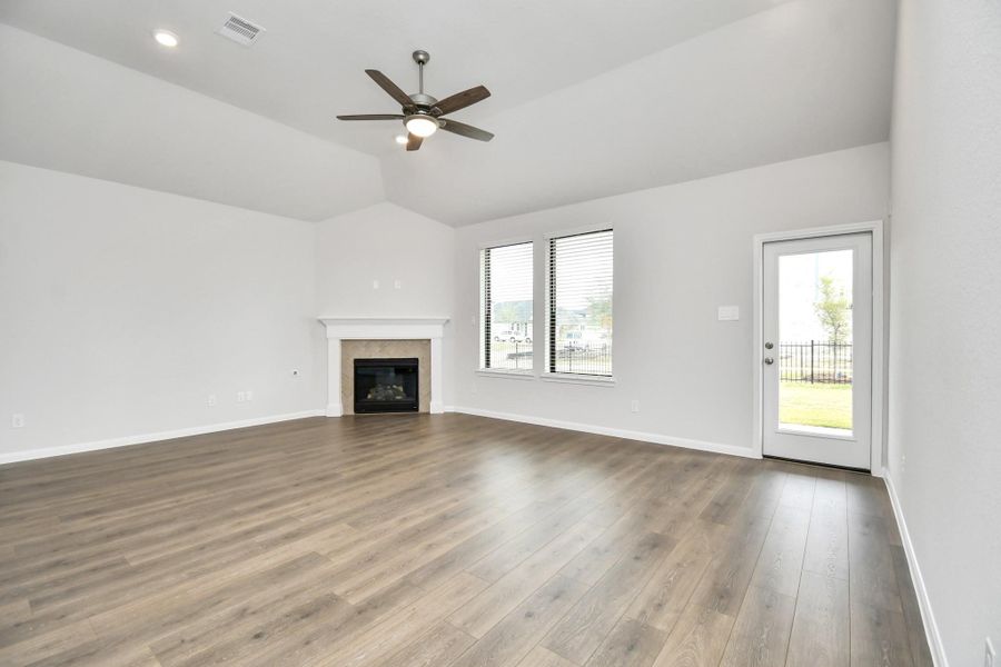 Spacious, unfurnished interior of a new home in Arabella on the Prairie: Premier Collection, Richmond (Image 19).