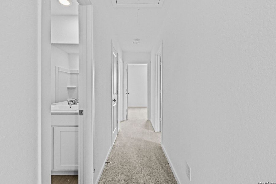 Spacious, unfurnished interior of a new home in Spring Grove, St. Hedwig (Image 11).