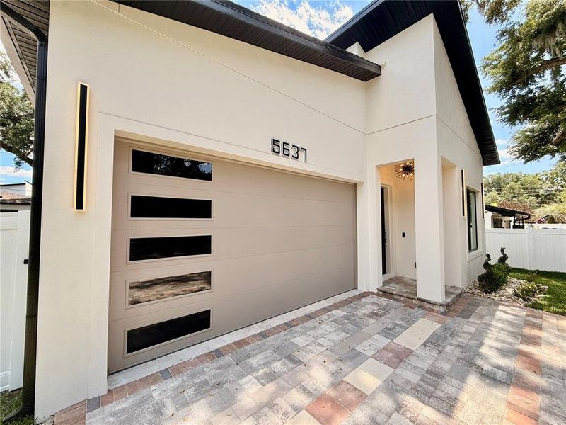 Exterior details and patio area of a home in , Orlando (Image 28).