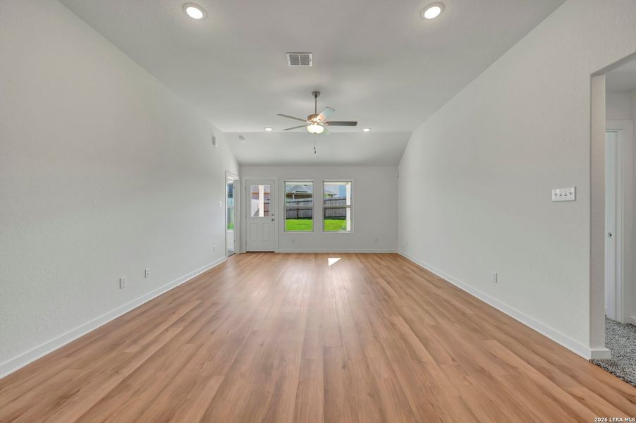Spacious, unfurnished interior of a new home in Cinco Lakes, San Antonio (Image 18). Spacious, unfurnished interior of a new home in Cinco Lakes, San Antonio (Image 18).