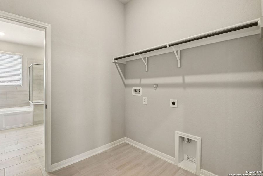 Spacious, unfurnished interior of a new home in Fox Falls, Boerne (Image 29).