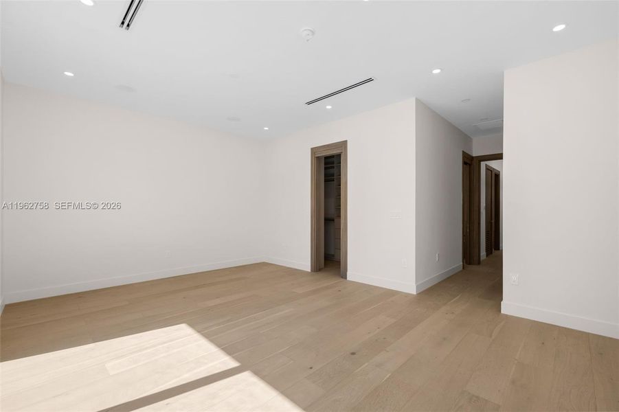Spacious, unfurnished interior of a new home in , Miami (Image 66).