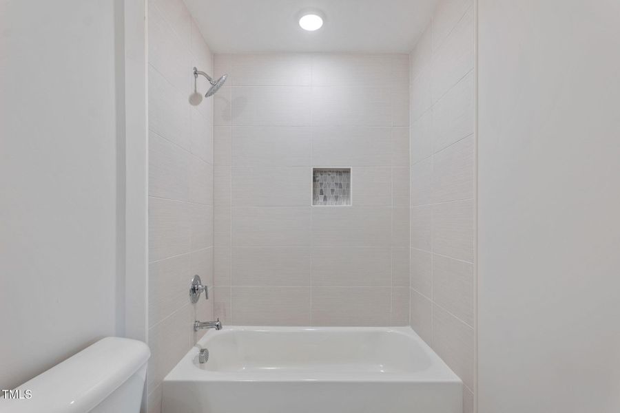 2nd fl Shower/Tub