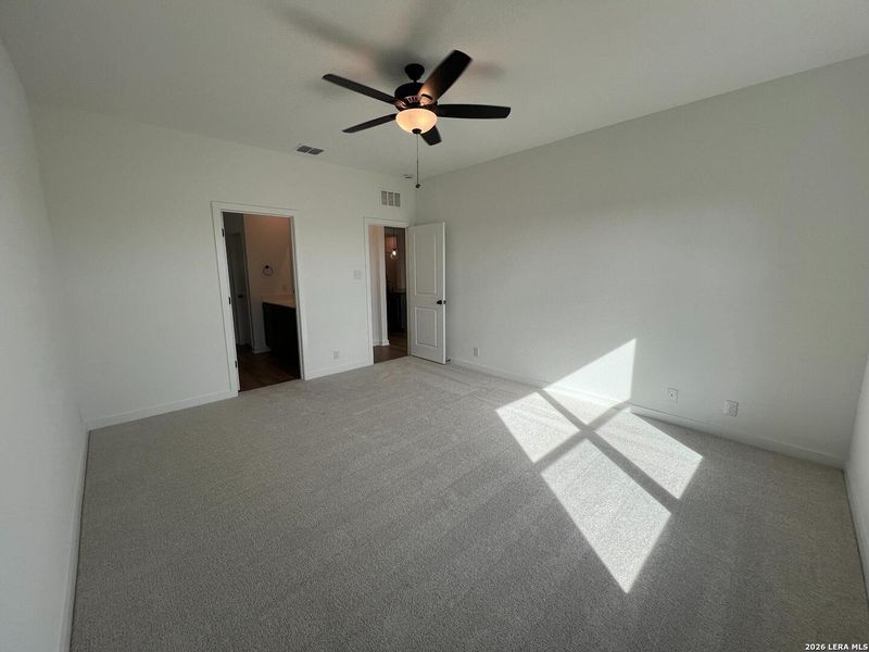 Spacious, unfurnished interior of a new home in Nopal Valley, San Antonio (Image 21).