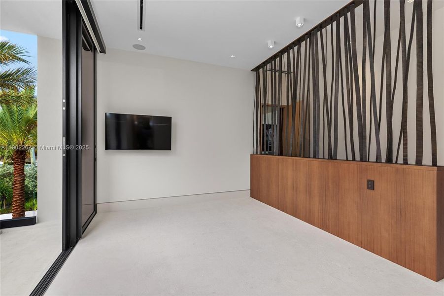 Spacious, unfurnished interior of a new home in , Fort Lauderdale (Image 21).