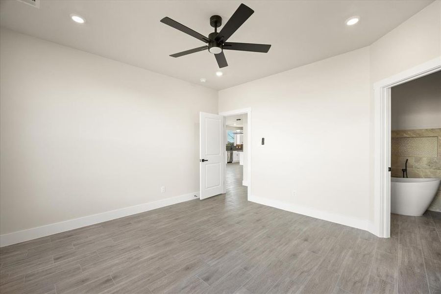 Spacious, unfurnished interior of a new home in , Granbury (Image 25).