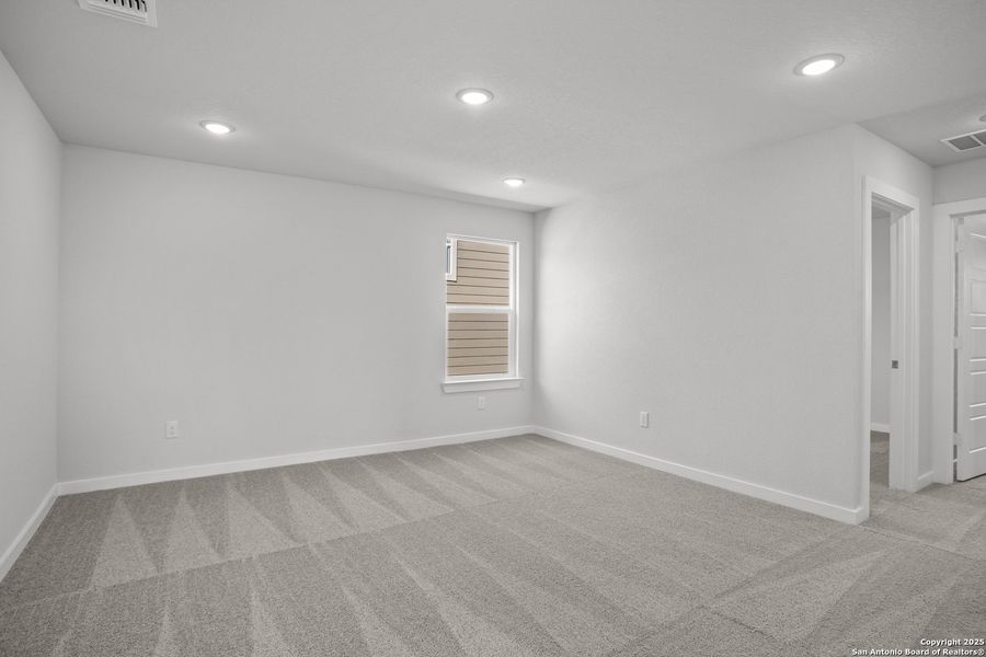 Spacious, unfurnished interior of a new home in Rosemont Hill, San Antonio (Image 14).