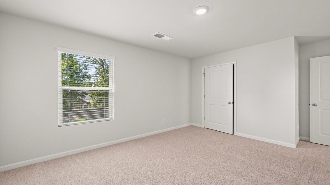Spacious, unfurnished interior of a new home in Estates at Deer Hollow, Grovetown (Image 42).