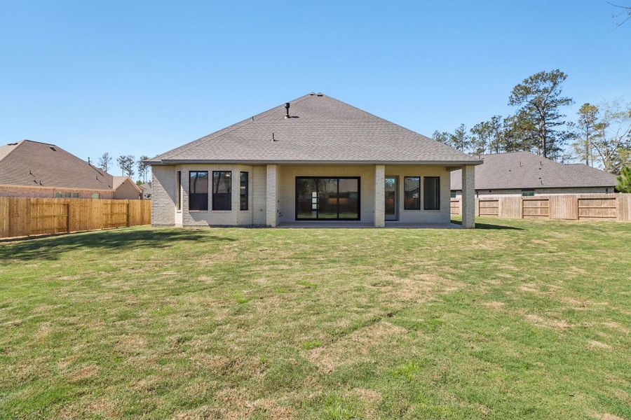 Exterior details and patio area of a home in Evergreen 60', Conroe (Image 24).