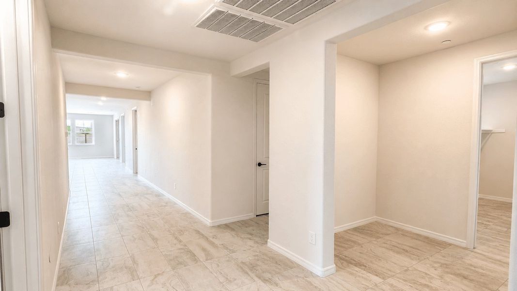 Spacious, unfurnished interior of a new home in The Ridge at Sienna Hills, Buckeye (Image 8).