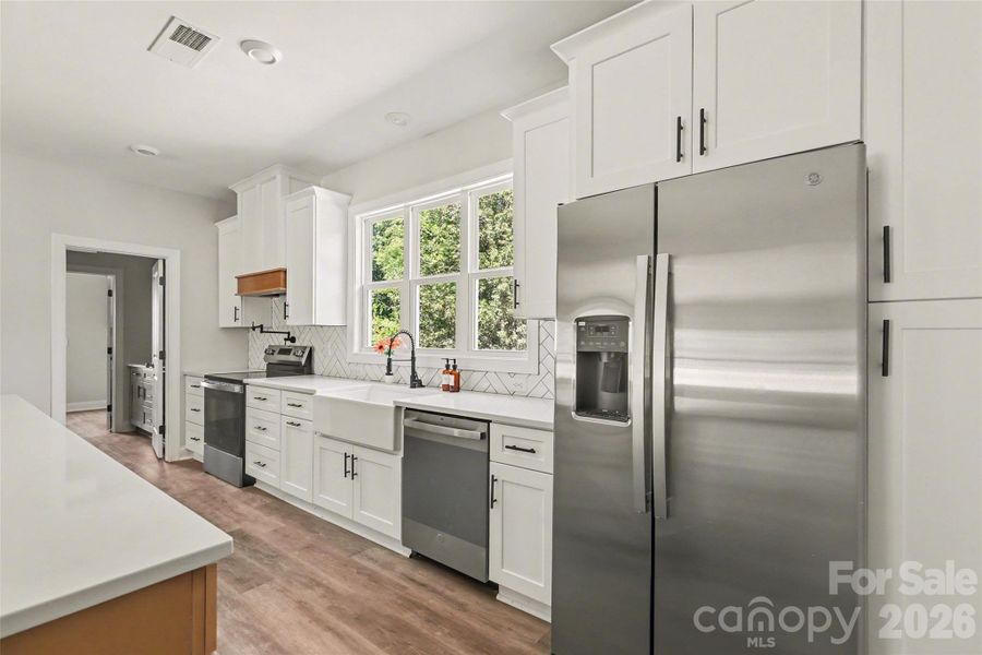 Brand new appliances, refrigerator stays