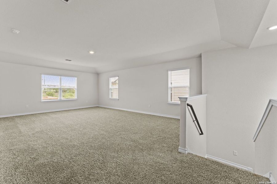 Spacious, unfurnished interior of a new home in Laurel Vistas, San Antonio (Image 27).