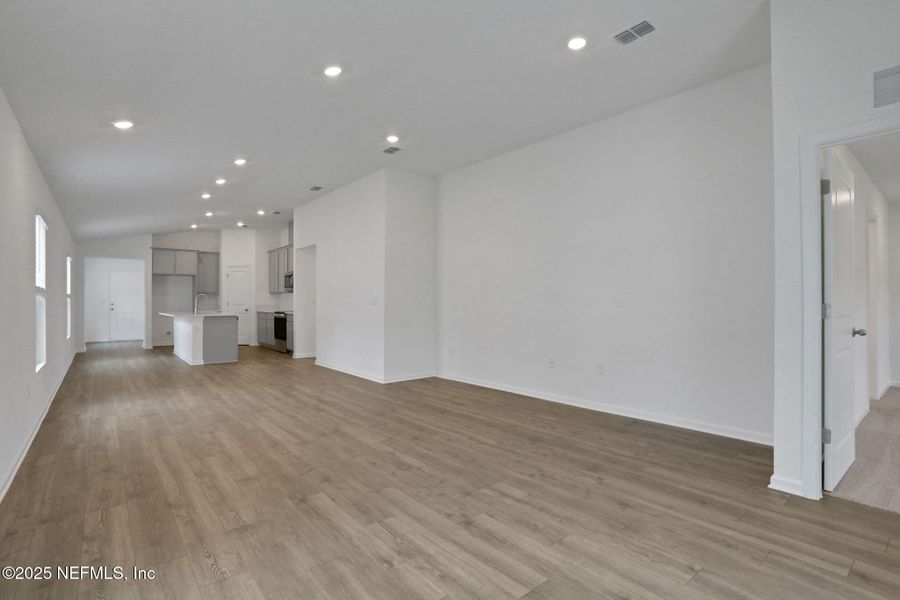 Spacious, unfurnished interior of a new home in Amberly, Green Cove Springs (Image 27).