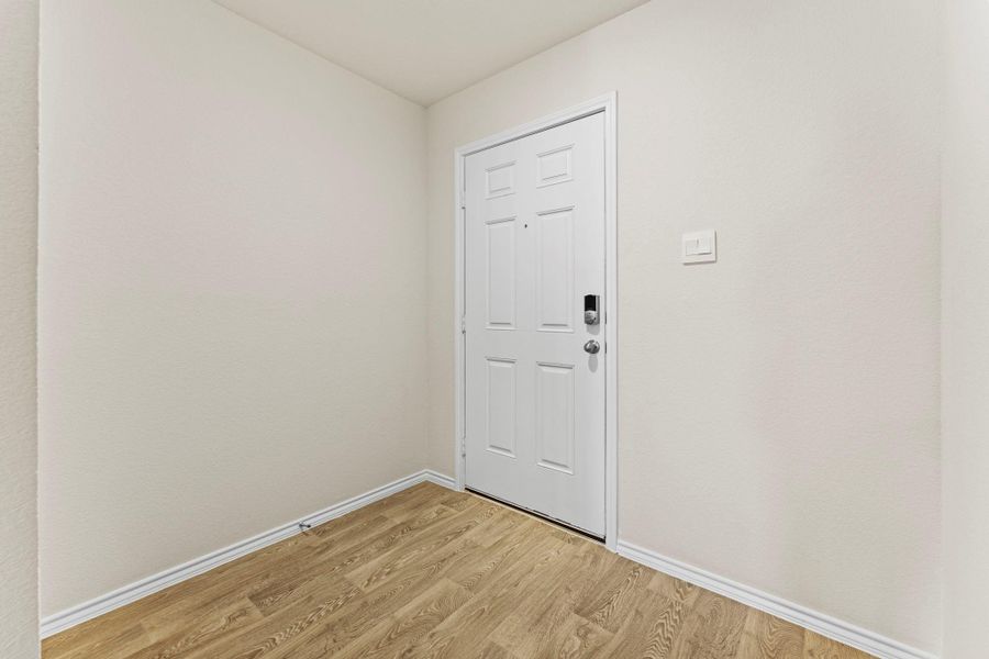 Spacious, unfurnished interior of a new home in Ladera, Luling (Image 23).