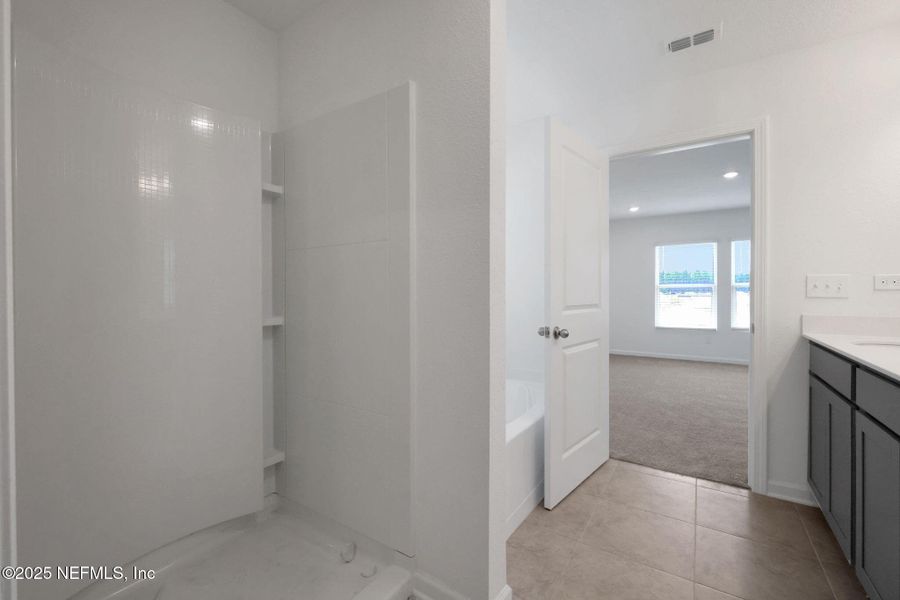 Spacious, unfurnished interior of a new home in Bellbrooke, Jacksonville (Image 17).