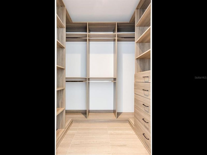 Spacious, unfurnished interior of a new home in , Tampa (Image 25).