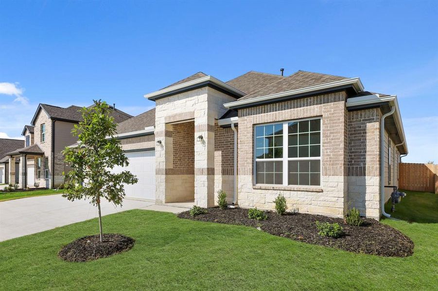 Exterior details and patio area of a home in Rocky Creek Crossing, Fort Worth (Image 1). Exterior details and patio area of a home in Rocky Creek Crossing, Fort Worth (Image 1).
