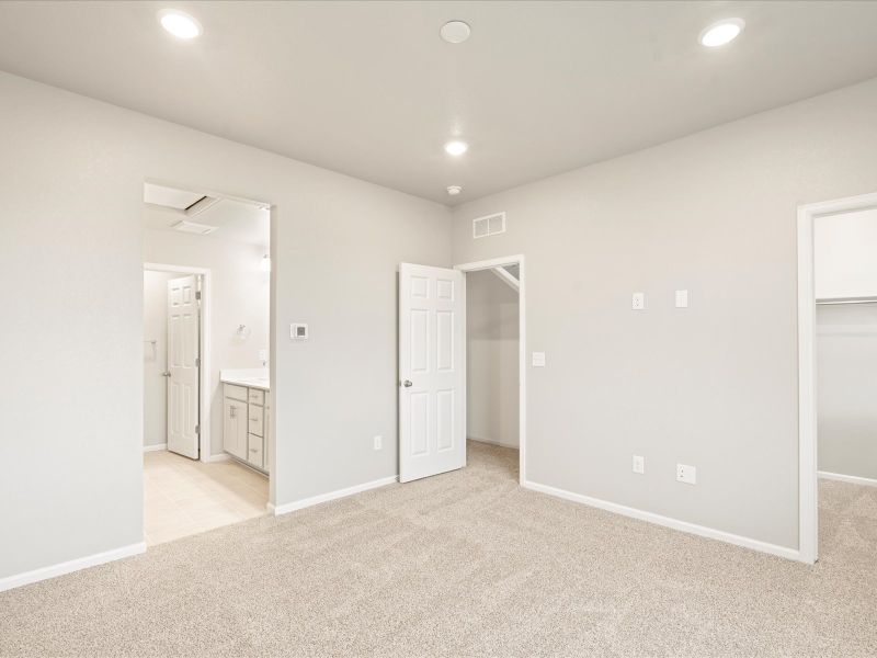 Spacious, unfurnished interior of a new home in Three Hills, Morrison (Image 14).