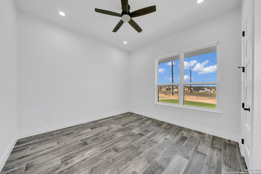 Spacious, unfurnished interior of a new home in , La Vernia (Image 40).