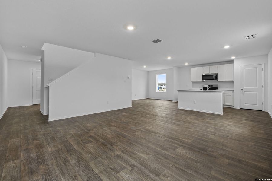 Spacious, unfurnished interior of a new home in Avenida, Converse (Image 20).