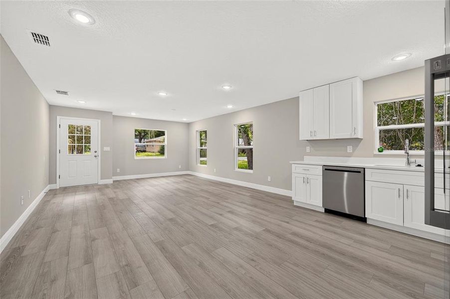 Spacious, unfurnished interior of a new home in , Orange City (Image 21).