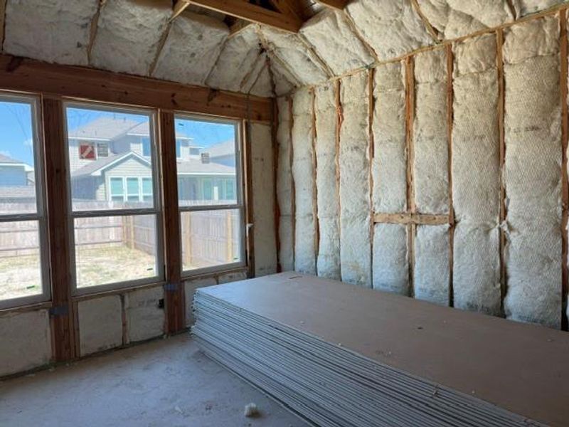 A well-insulated room under construction awaits its finishing touches, offering a glimpse of future comfort.