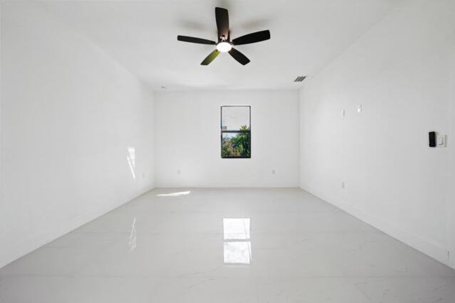 Spacious, unfurnished interior of a new home in , Cape Coral (Image 13).