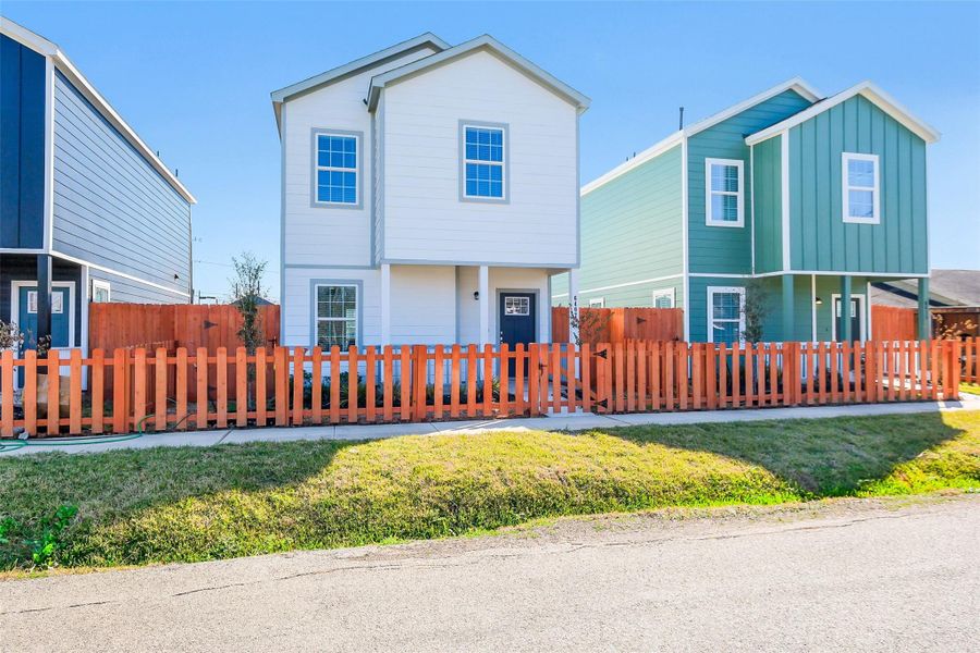 Exterior details and patio area of a home in , Houston (Image 19).
