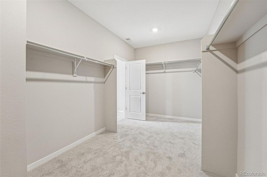 OWNER'S WALK-IN CLOSET