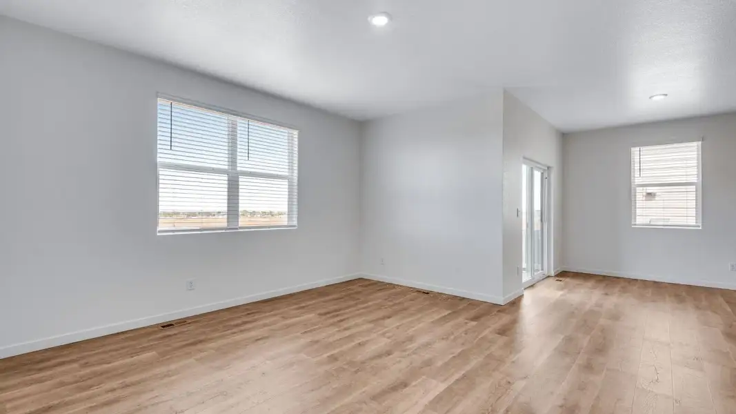 Spacious, unfurnished interior of a new home in Lakeside Canyon, Mead (Image 11).