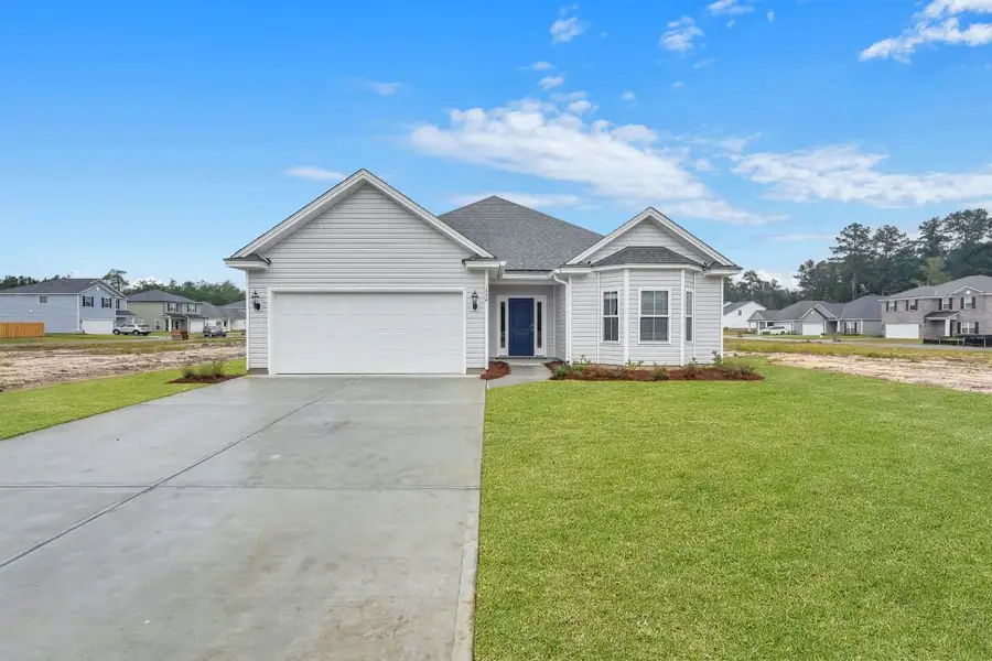 Laurel C – Front Elevation with White Siding Laurel C – Front Elevation with White Siding