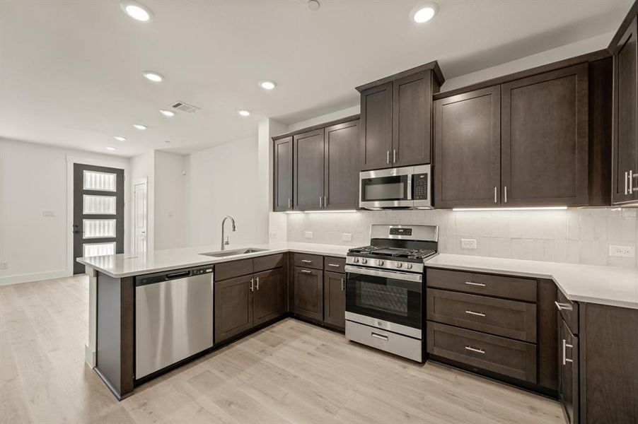 2544 Campden Mews-012