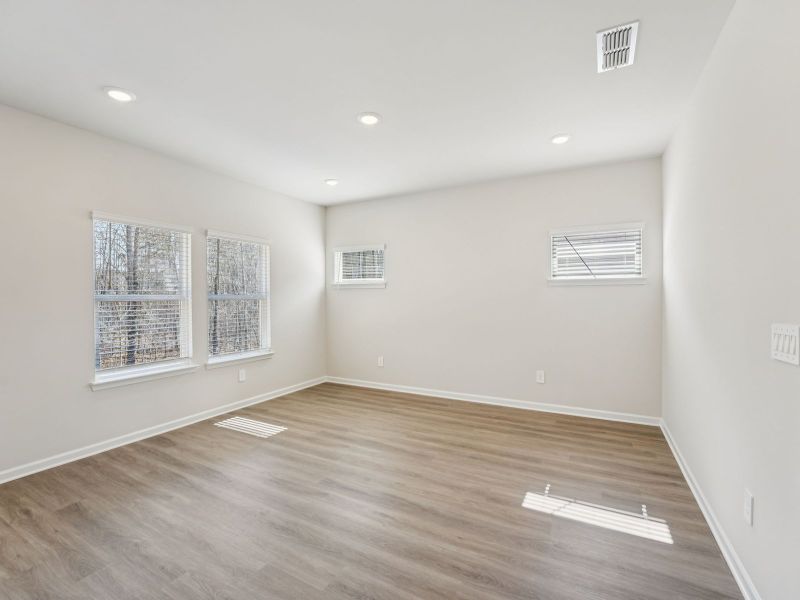 Spacious, unfurnished interior of a new home in Ivey Township, Dallas (Image 13).