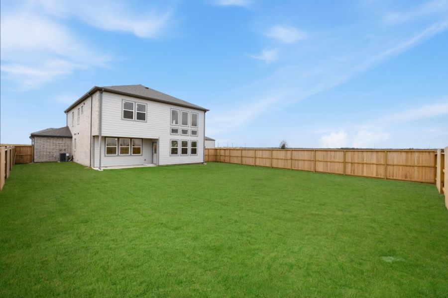 Exterior details and patio area of a home in Creekhaven, Iowa Colony (Image 21).