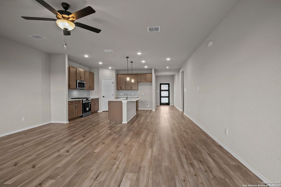 Spacious, unfurnished interior of a new home in Comanche Ridge, San Antonio (Image 19).