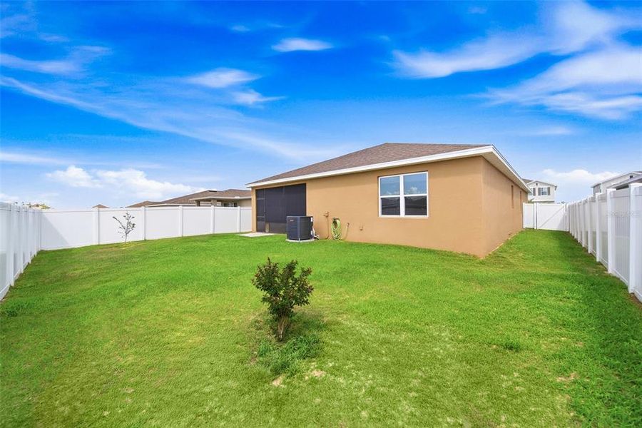 Exterior details and patio area of a home in , Haines City (Image 19).