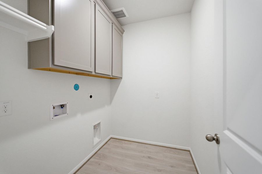 Spacious, unfurnished interior of a new home in Mulberry Farms, Santa Fe (Image 21).