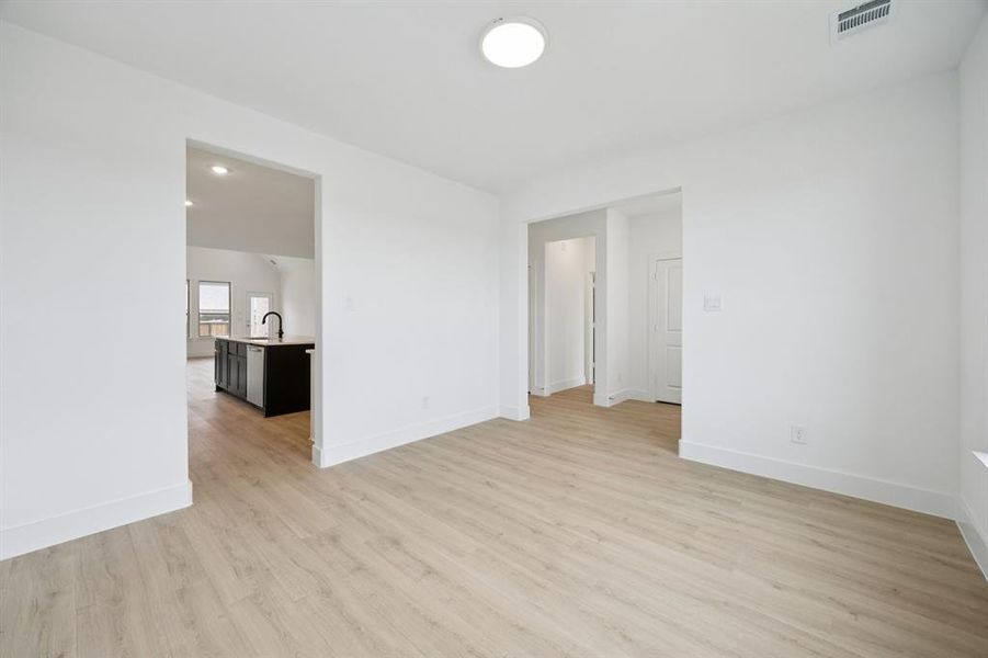 Spacious, unfurnished interior of a new home in Dove Hollow, Waxahachie (Image 28).