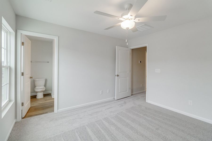 Spacious, unfurnished interior of a new home in Astoria, Columbia (Image 25).