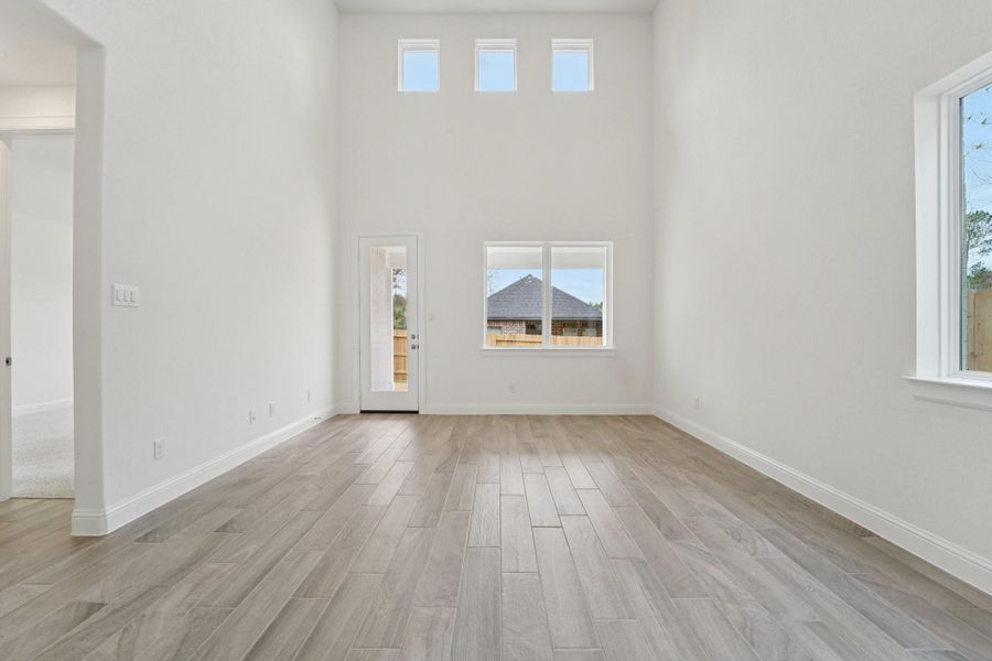 Spacious, unfurnished interior of a new home in Woodhavyn 40', Magnolia (Image 15).