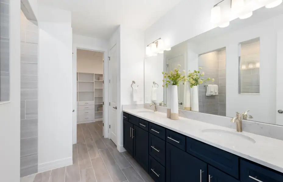Representative furnished interior of a home built from the Mahogany Grand by Pulte Homes in Highland Pines, Leesburg (Image 7).