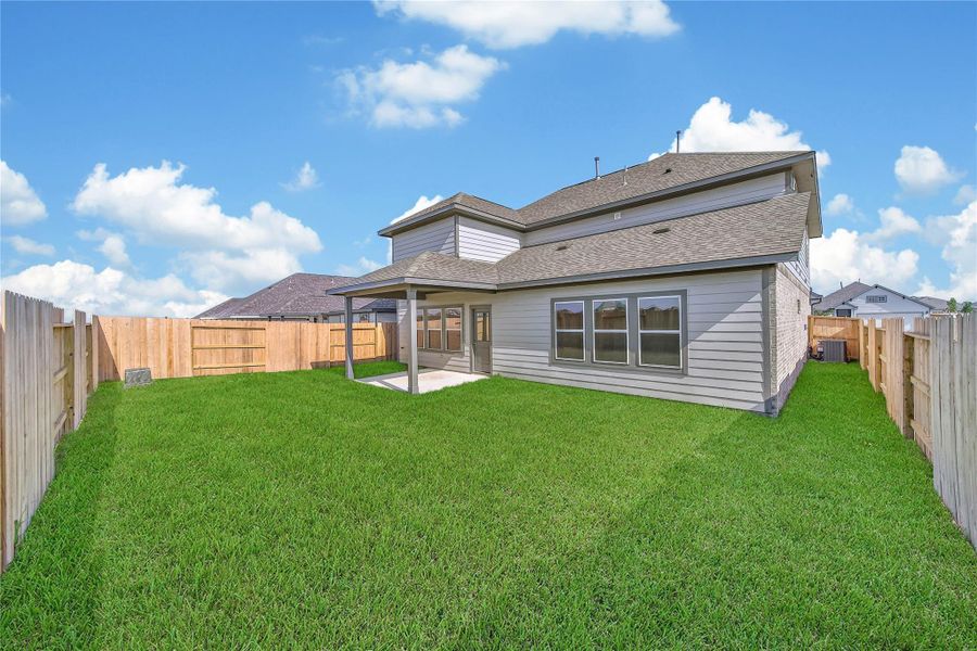 Exterior details and patio area of a home in , Rosharon (Image 4).