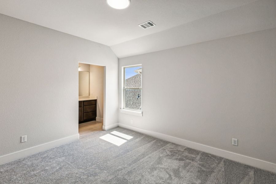 Spacious, unfurnished interior of a new home in Dove Hollow, Waxahachie (Image 14).