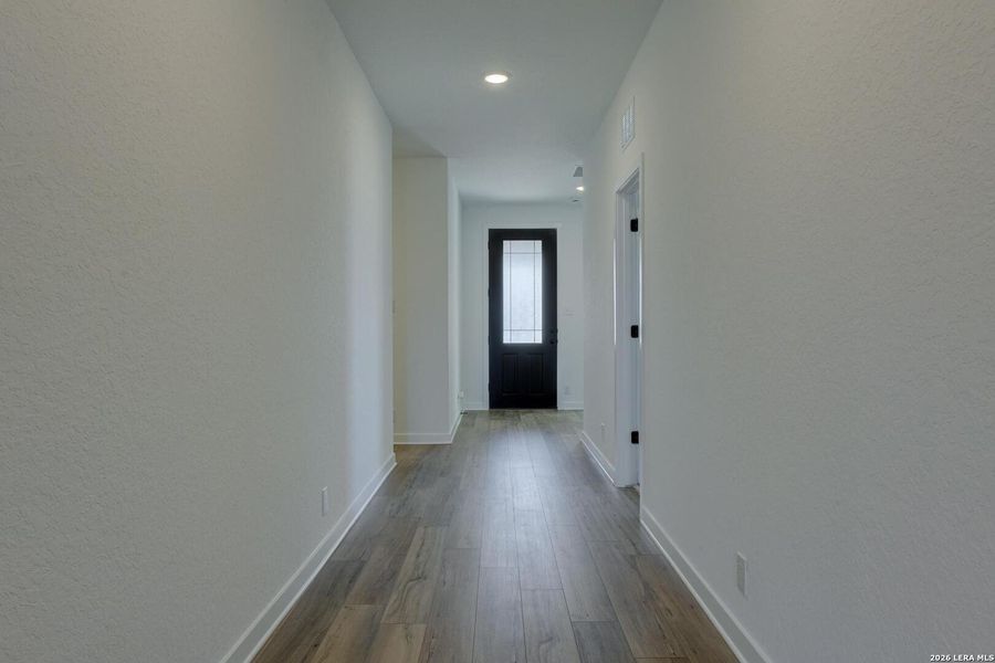 Spacious, unfurnished interior of a new home in Nopal Valley, San Antonio (Image 28).