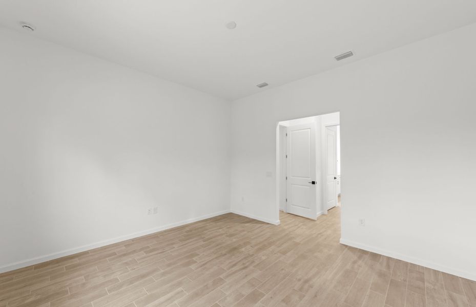 Spacious, unfurnished interior of a new home in Terreno, Naples (Image 19).