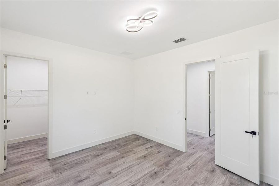 Spacious, unfurnished interior of a new home in , Leesburg (Image 39).