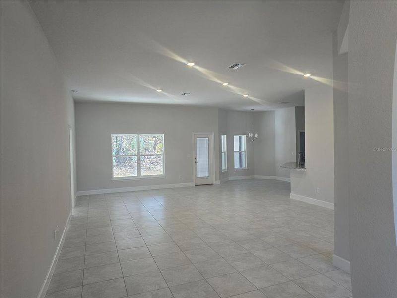 Spacious, unfurnished interior of a new home in Sugarmill Woods, Homosassa (Image 11).