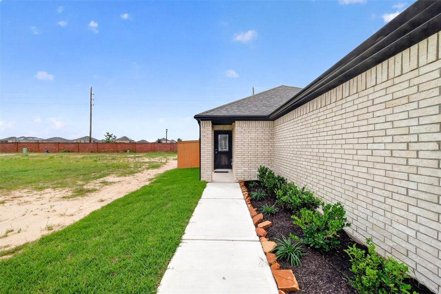 Exterior details and patio area of a home in Sunterra, Katy (Image 27).