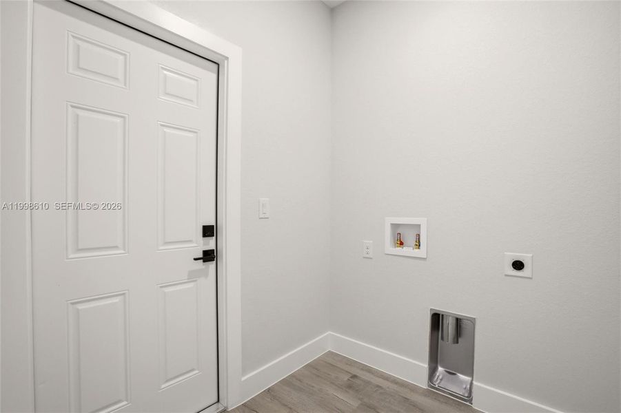 Spacious, unfurnished interior of a new home in , Lake Placid (Image 27).